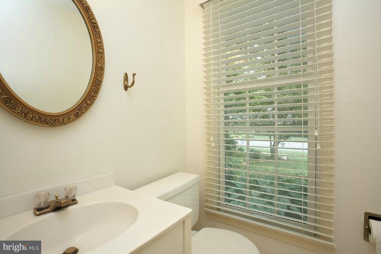 302 Summit Hall Road Gaithersburg, MD 20877 - Photo 5 of 23 Bath