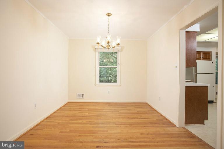 302 Summit Hall Road Gaithersburg, MD 20877 - Photo 7 of 23 Dining Room