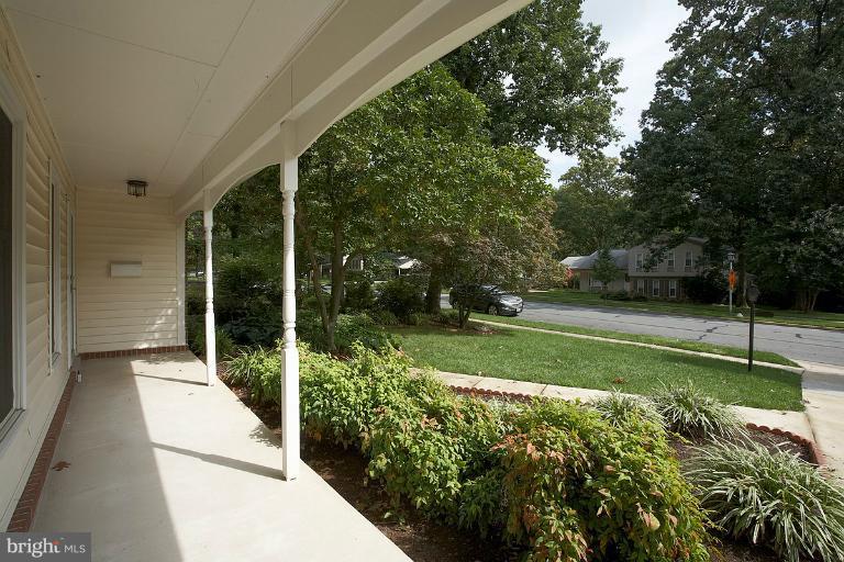 302 Summit Hall Road Gaithersburg, MD 20877 - Photo 10 of 23 Exterior (Front)