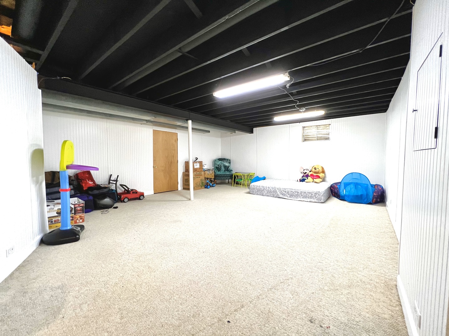 7125 Wirth Drive Darien, IL 60561 - Photo 30 of 38 a very nice looking room with a large tree