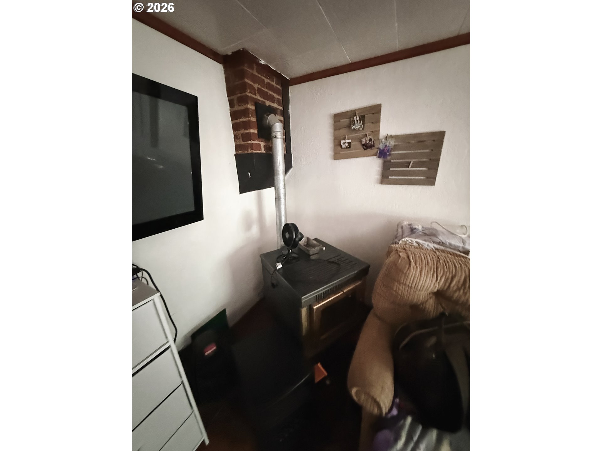 827 East 11th Street Coquille, OR 97423 - Photo 29 of 45 a living room with furniture