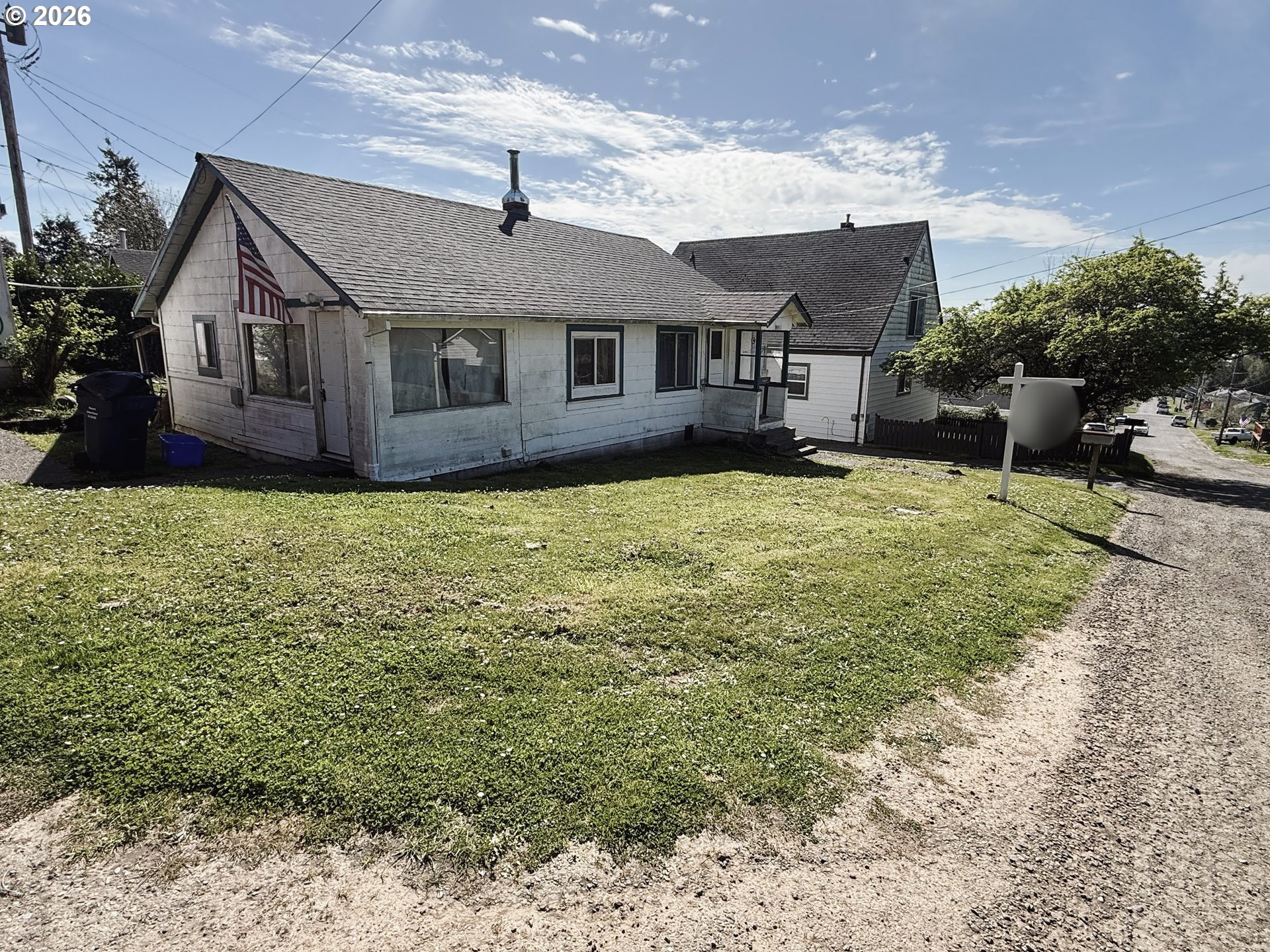827 East 11th Street Coquille, OR 97423 - Photo 3 of 45 a front view of a house with garden