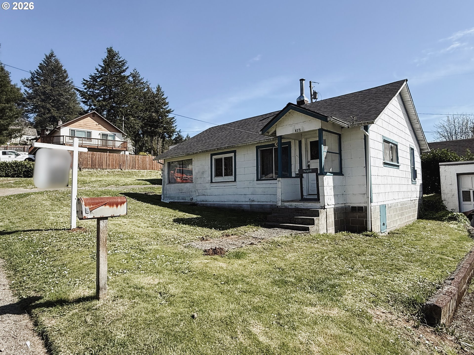 827 East 11th Street Coquille, OR 97423 - Photo 5 of 45 a front view of a house with a yard