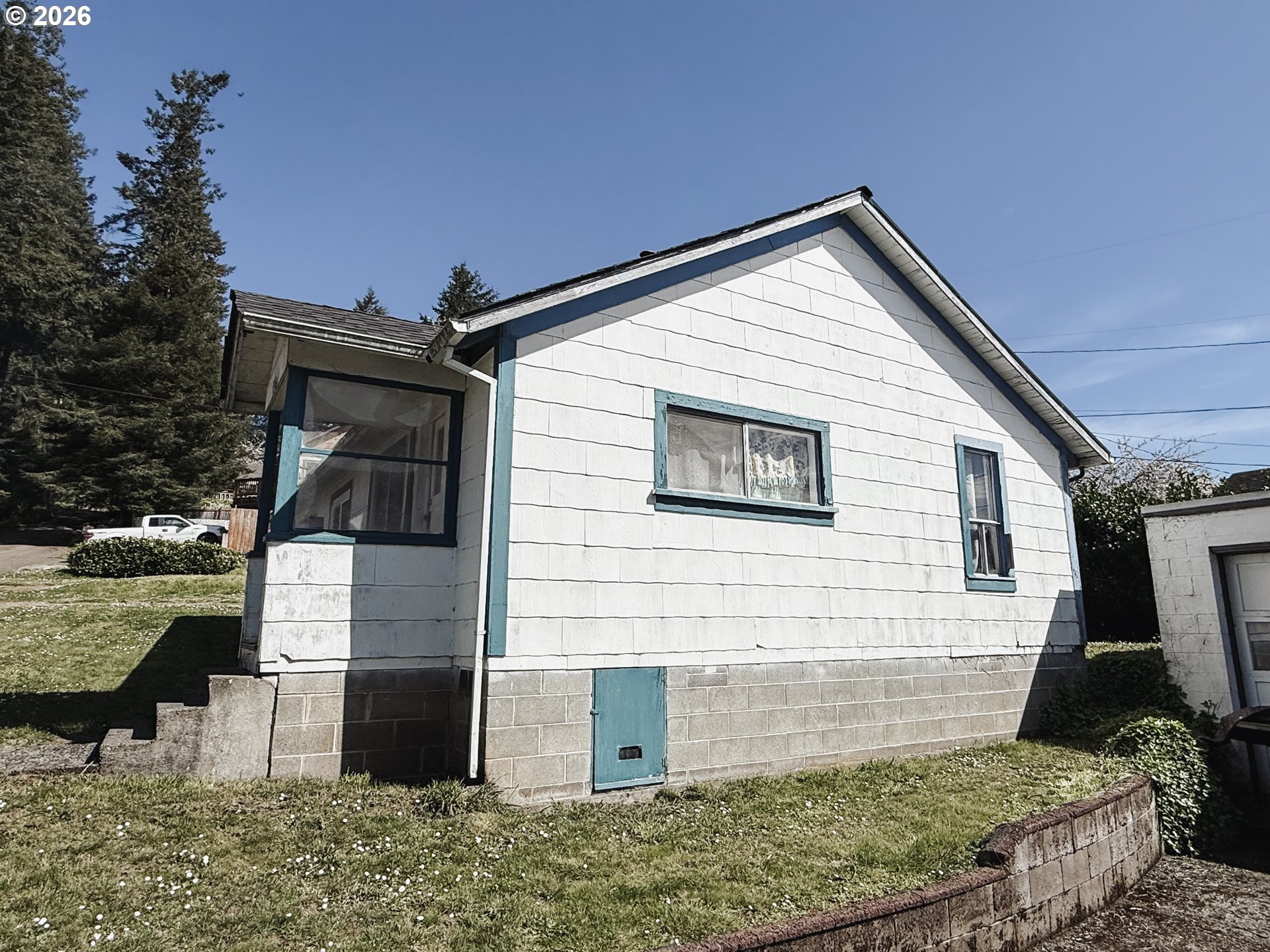 827 East 11th Street Coquille, OR 97423 - Photo 6 of 45 a front view of a house with garage