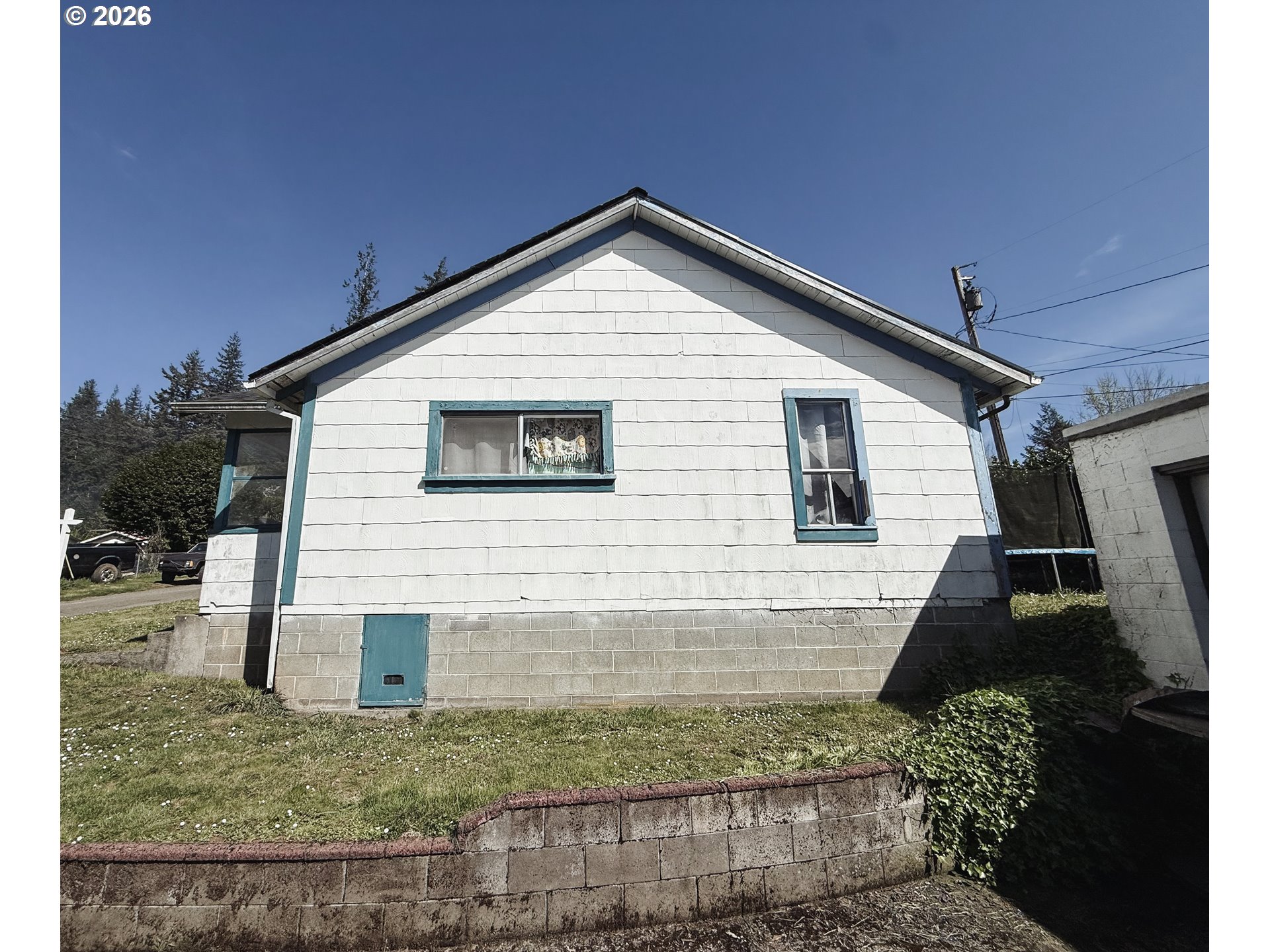827 East 11th Street Coquille, OR 97423 - Photo 7 of 45 a view of a house with a yard