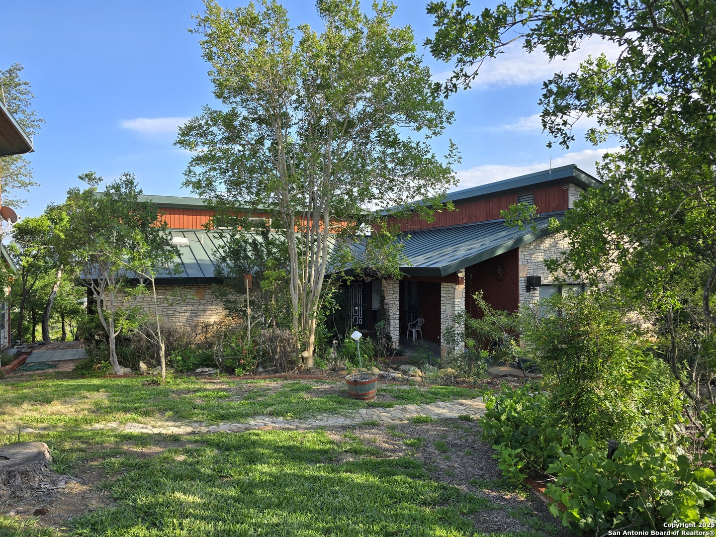 a view of a house with a yard