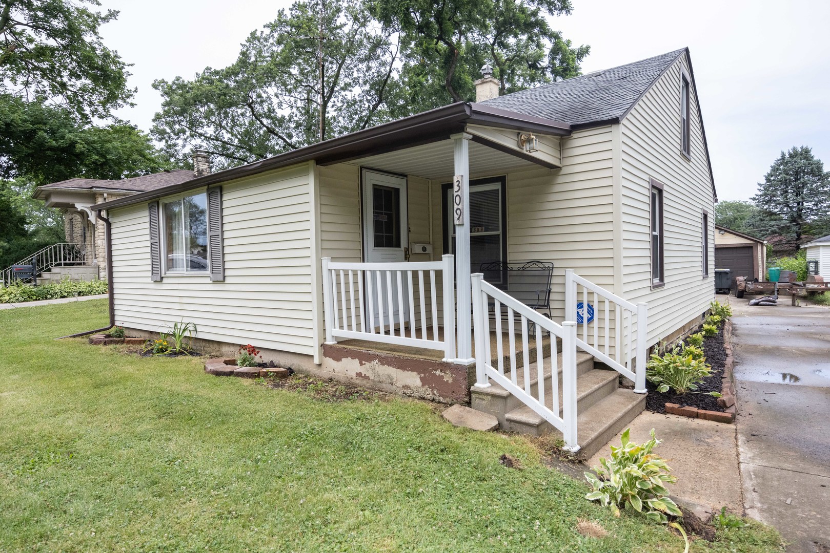 a view of a house with a yard