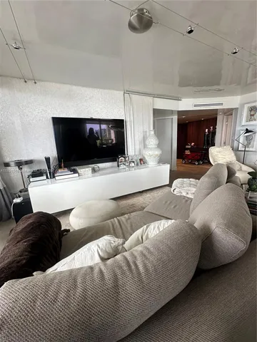 $895,000 | 2333 Brickell Avenue, Unit 901, Miami, FL 33129