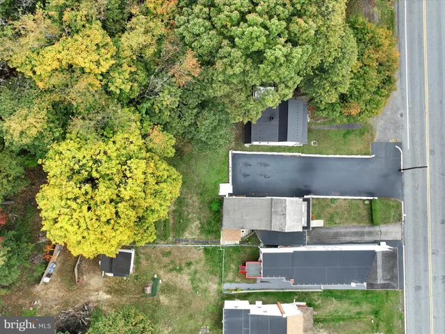 a view of house with a yard