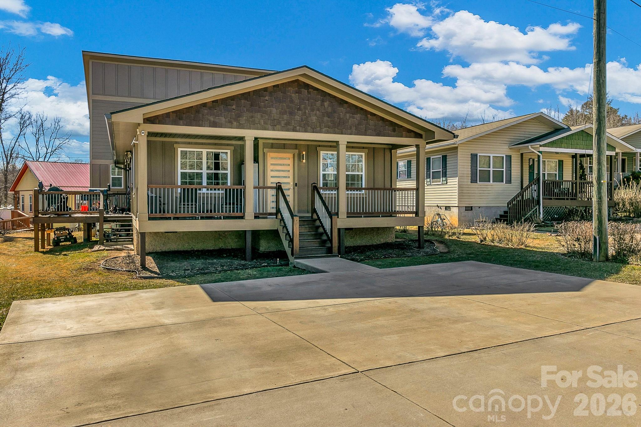 215 East Oakview Road Asheville, NC 28806 - Photo 2 of 42 a front view of a house with garden