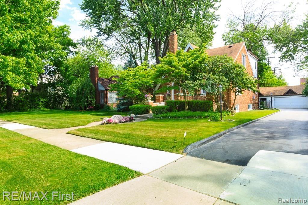 1845 Hawthorne Road Grosse Pointe, MI 48236 - Photo 3 of 26 1845-Hawthorne-Road-003.jpg