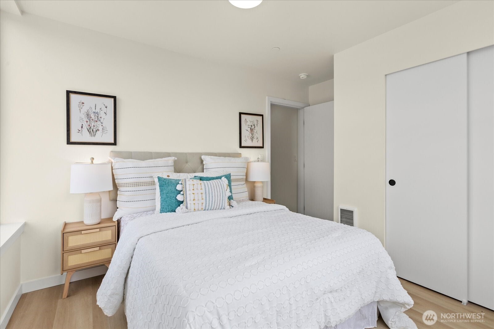 2372 Franklin Avenue East Seattle, WA 98102 - Photo 12 of 32