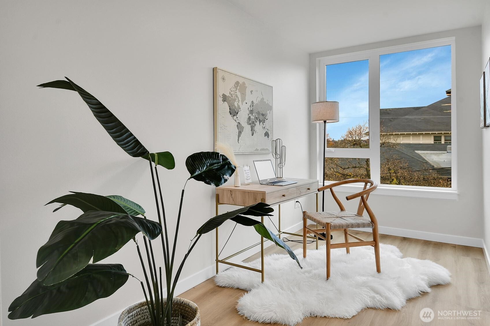 2372 Franklin Avenue East Seattle, WA 98102 - Photo 13 of 32 a view of a livingroom with furniture and windows