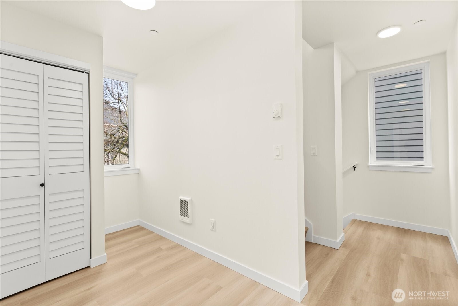 2372 Franklin Avenue East Seattle, WA 98102 - Photo 14 of 32