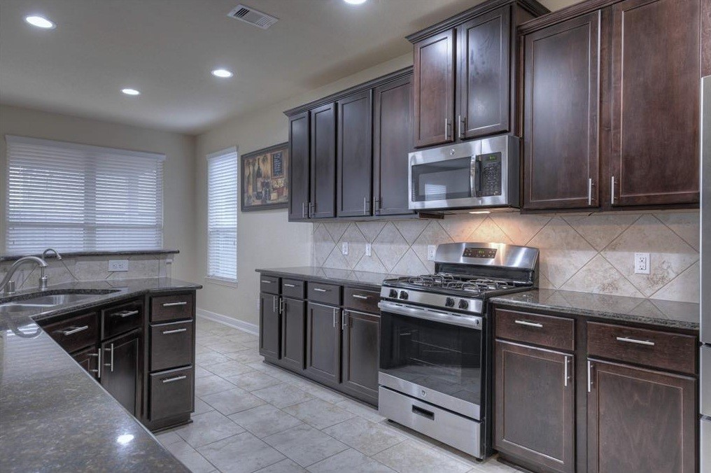 10059 Hyacinth Way Conroe, TX 77385 - Photo 5 of 34