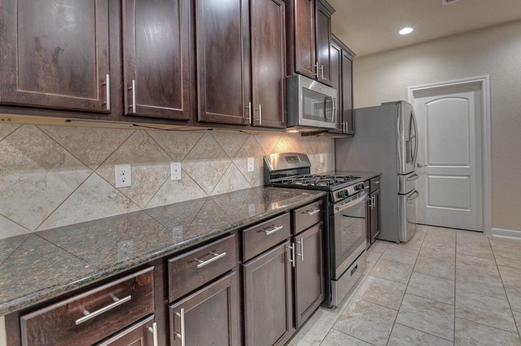 10059 Hyacinth Way Conroe, TX 77385 - Photo 6 of 34