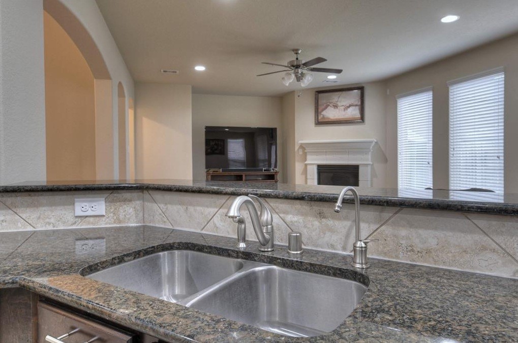 10059 Hyacinth Way Conroe, TX 77385 - Photo 10 of 34