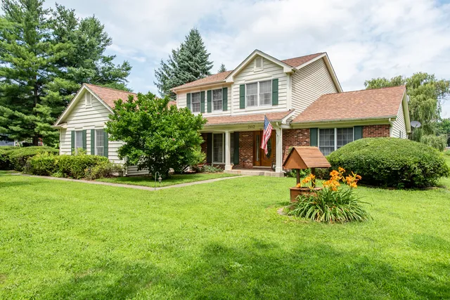 $589,400 | 2102 West Hunters Lane, Spring Grove, IL 60081