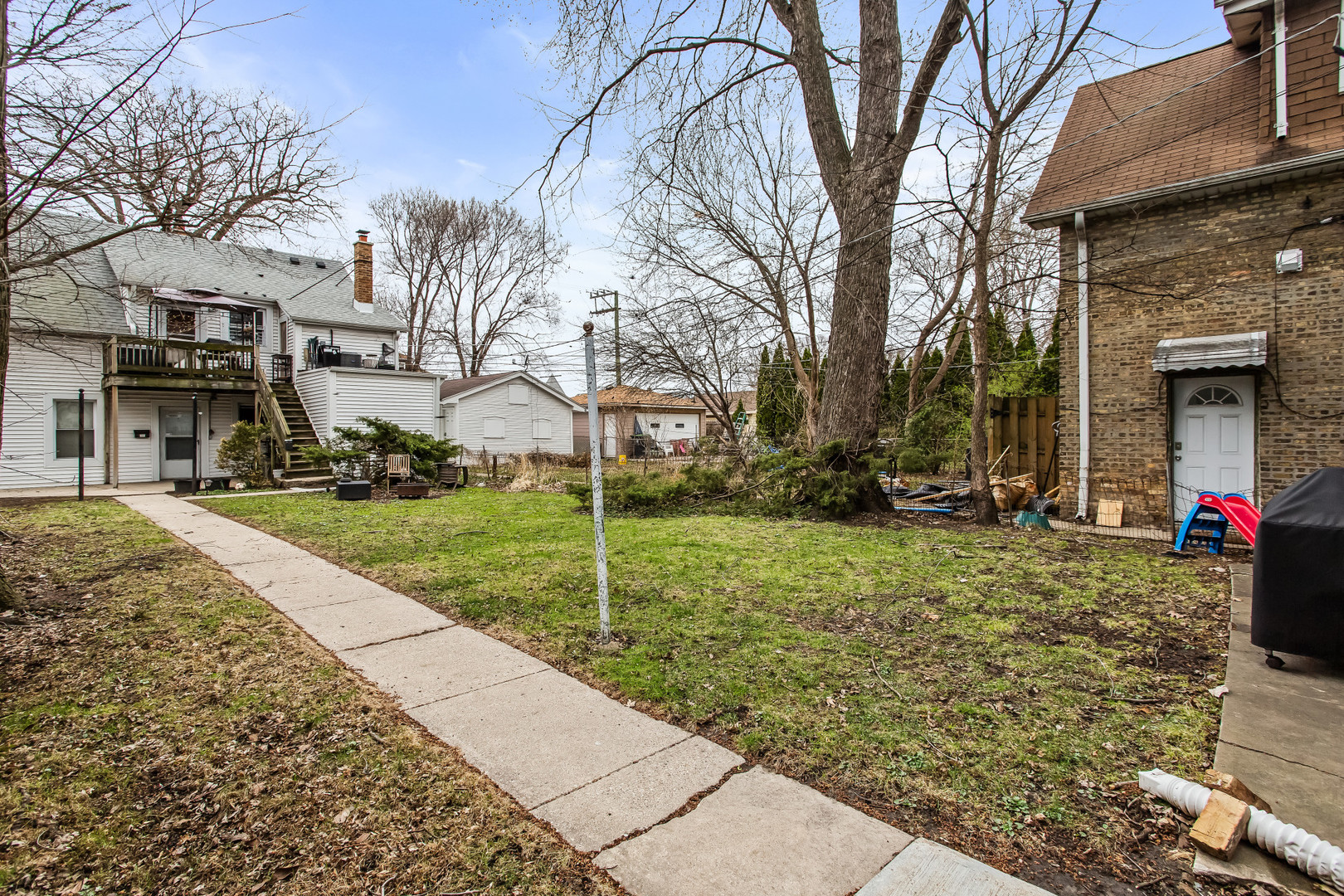 1116 Darrow Avenue, Unit 2F Evanston, IL 60202 - Photo 15 of 15 a view of a yard with a house