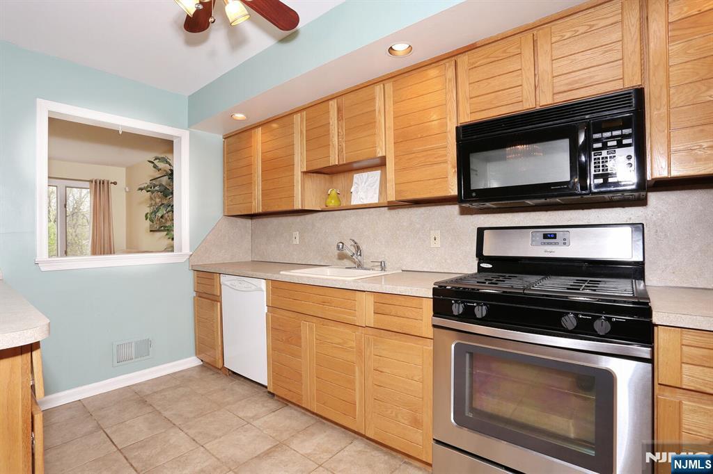 609 Glasmere Road, Unit 609 Mahwah, NJ 07430 - Photo 8 of 50