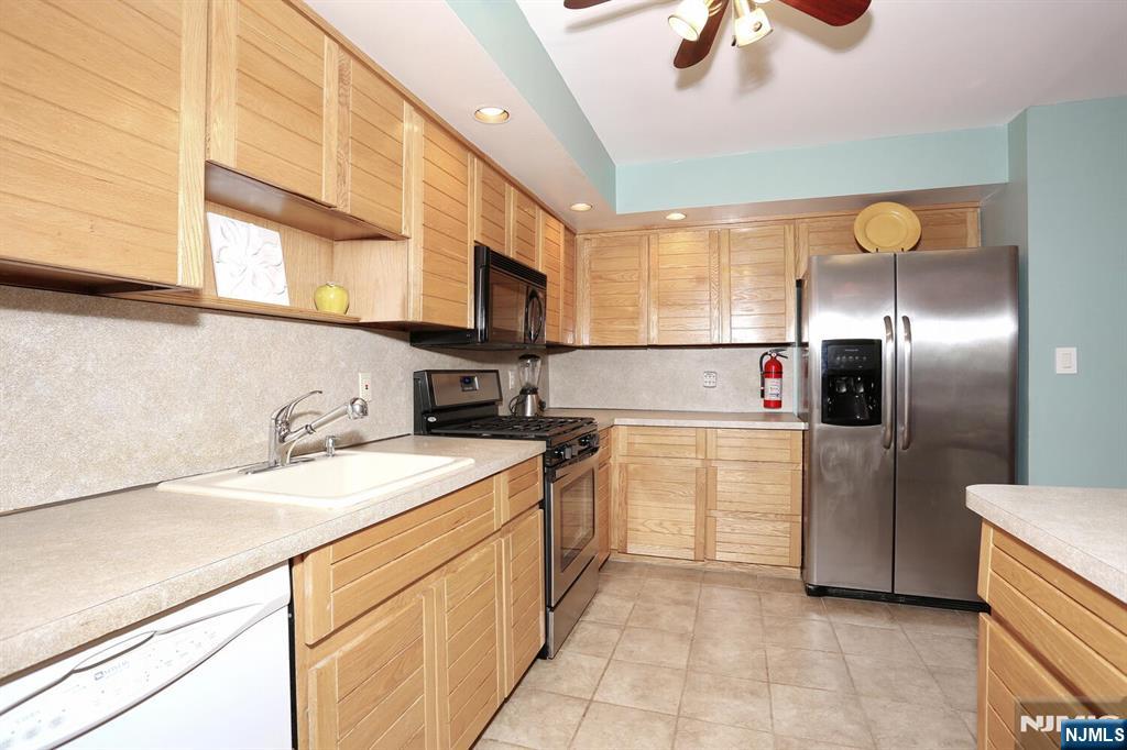 609 Glasmere Road, Unit 609 Mahwah, NJ 07430 - Photo 9 of 50