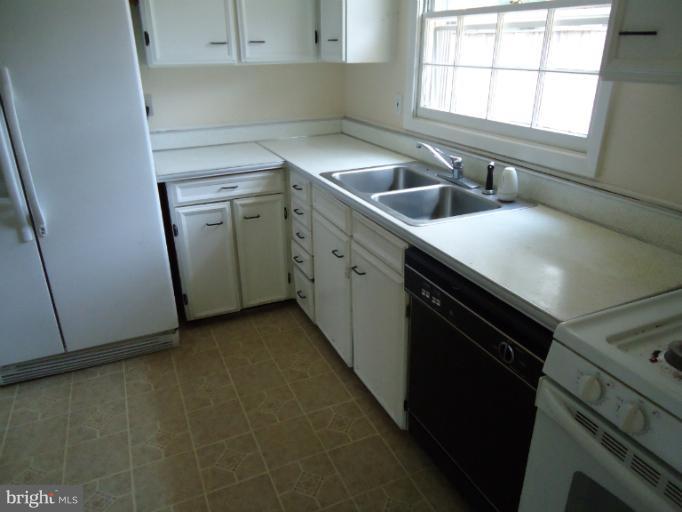 103 Spring Street Gaithersburg, MD 20877 - Photo 7 of 26 Kitchen