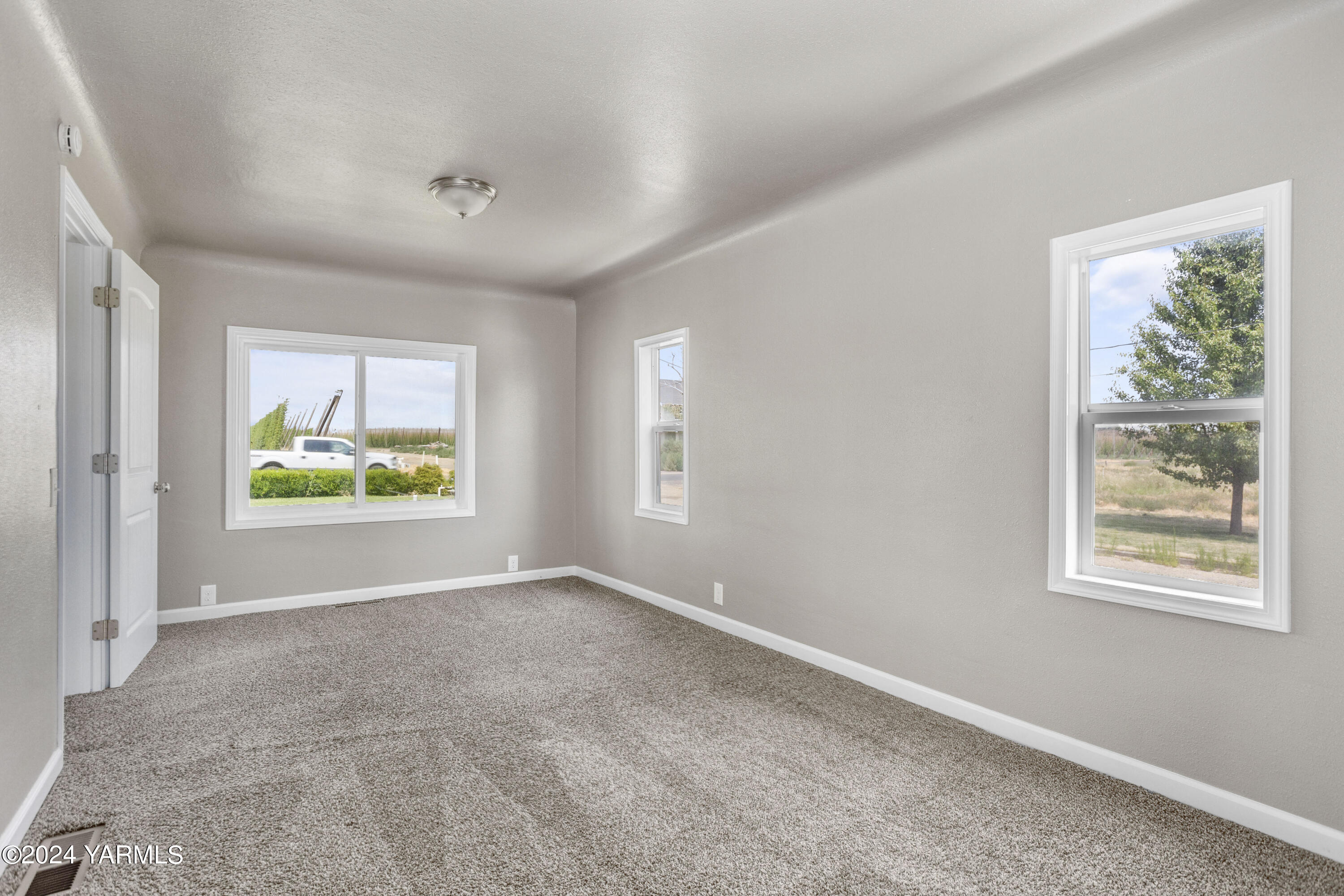 178409 West Apricot Road Grandview, WA 98930 - Photo 13 of 43 an empty room with windows