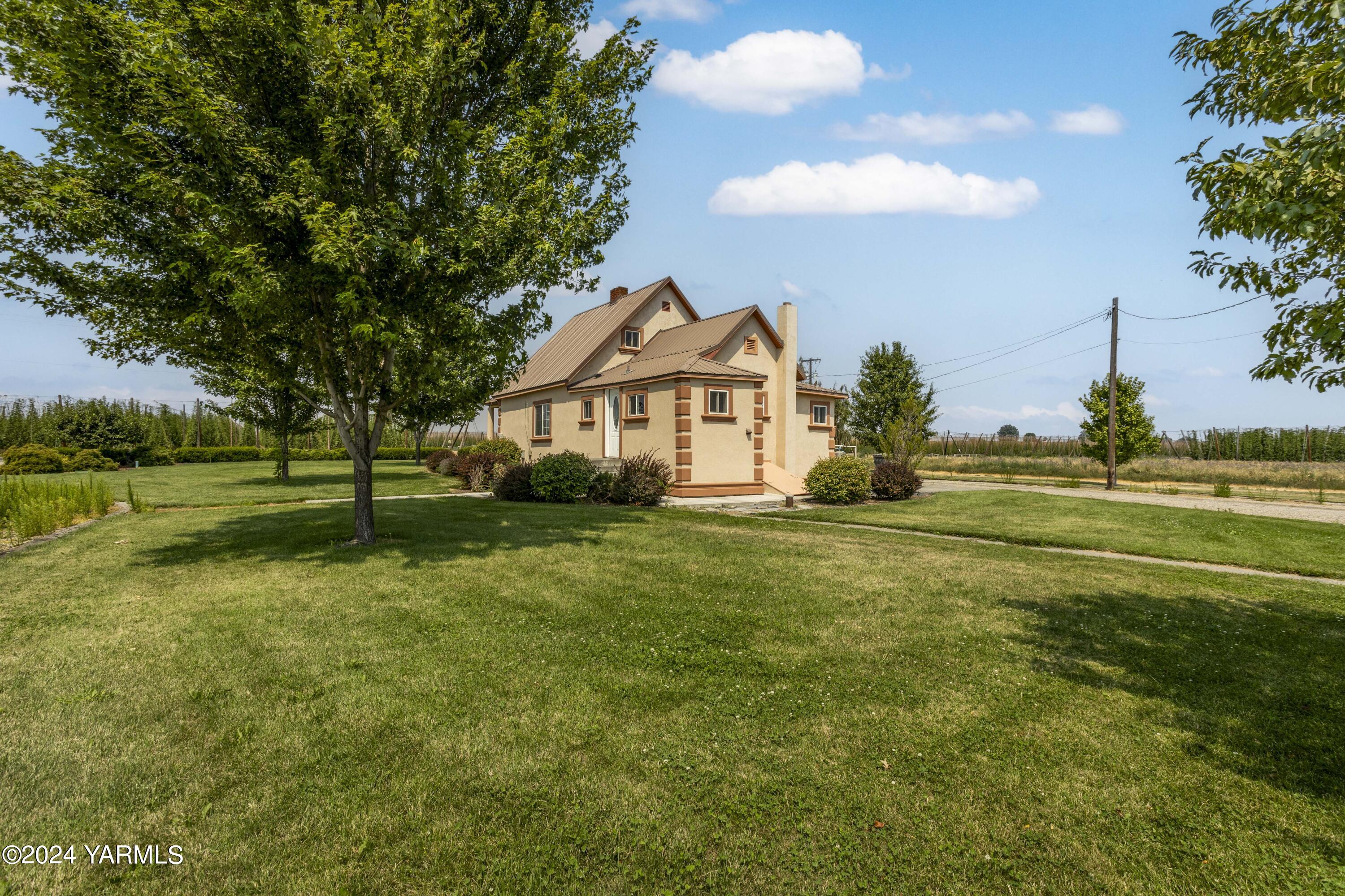 178409 West Apricot Road Grandview, WA 98930 - Photo 23 of 43 a front view of a house with a yard