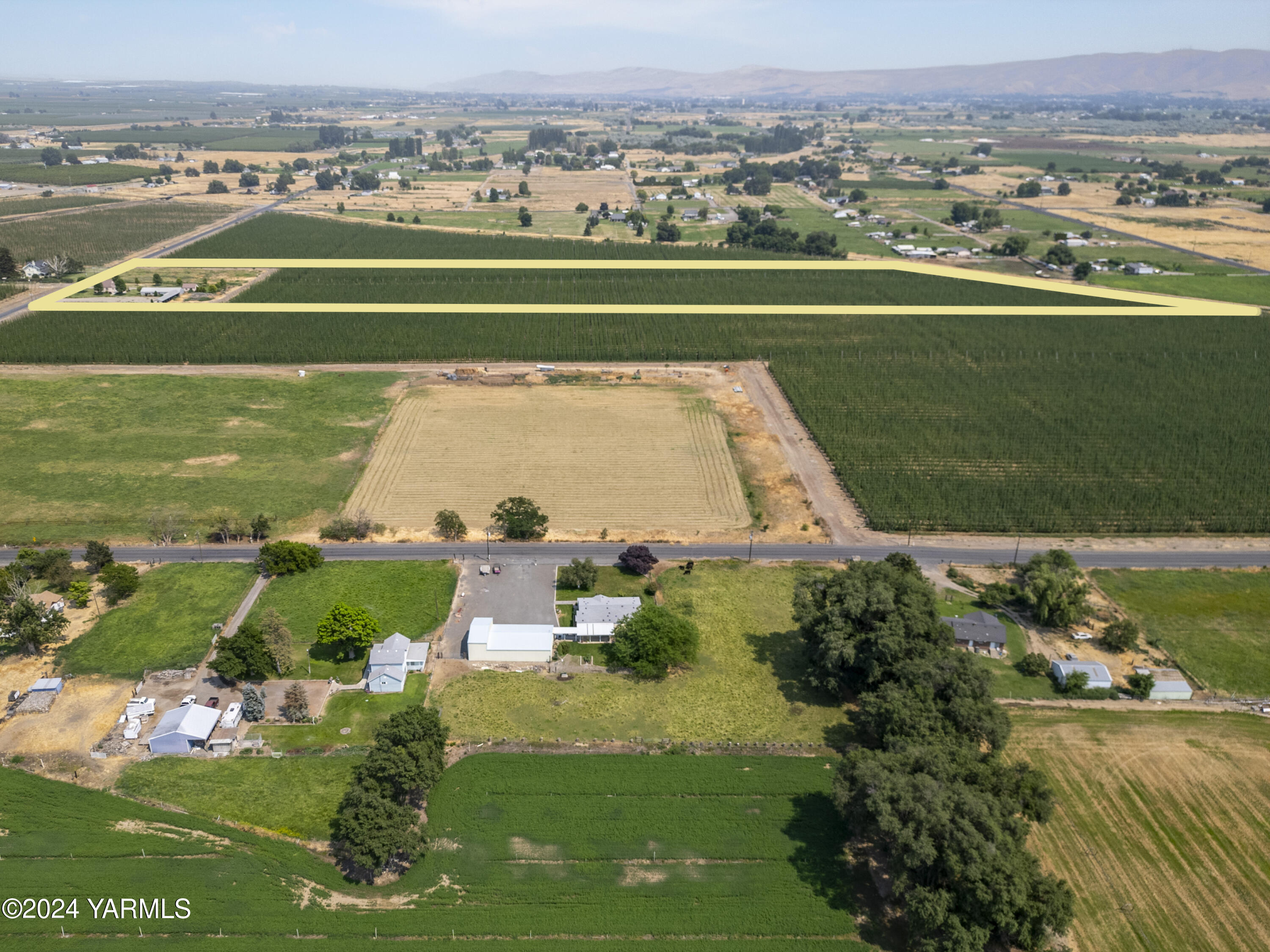 178409 West Apricot Road Grandview, WA 98930 - Photo 3 of 43 an aerial view of a golf course with a big yard