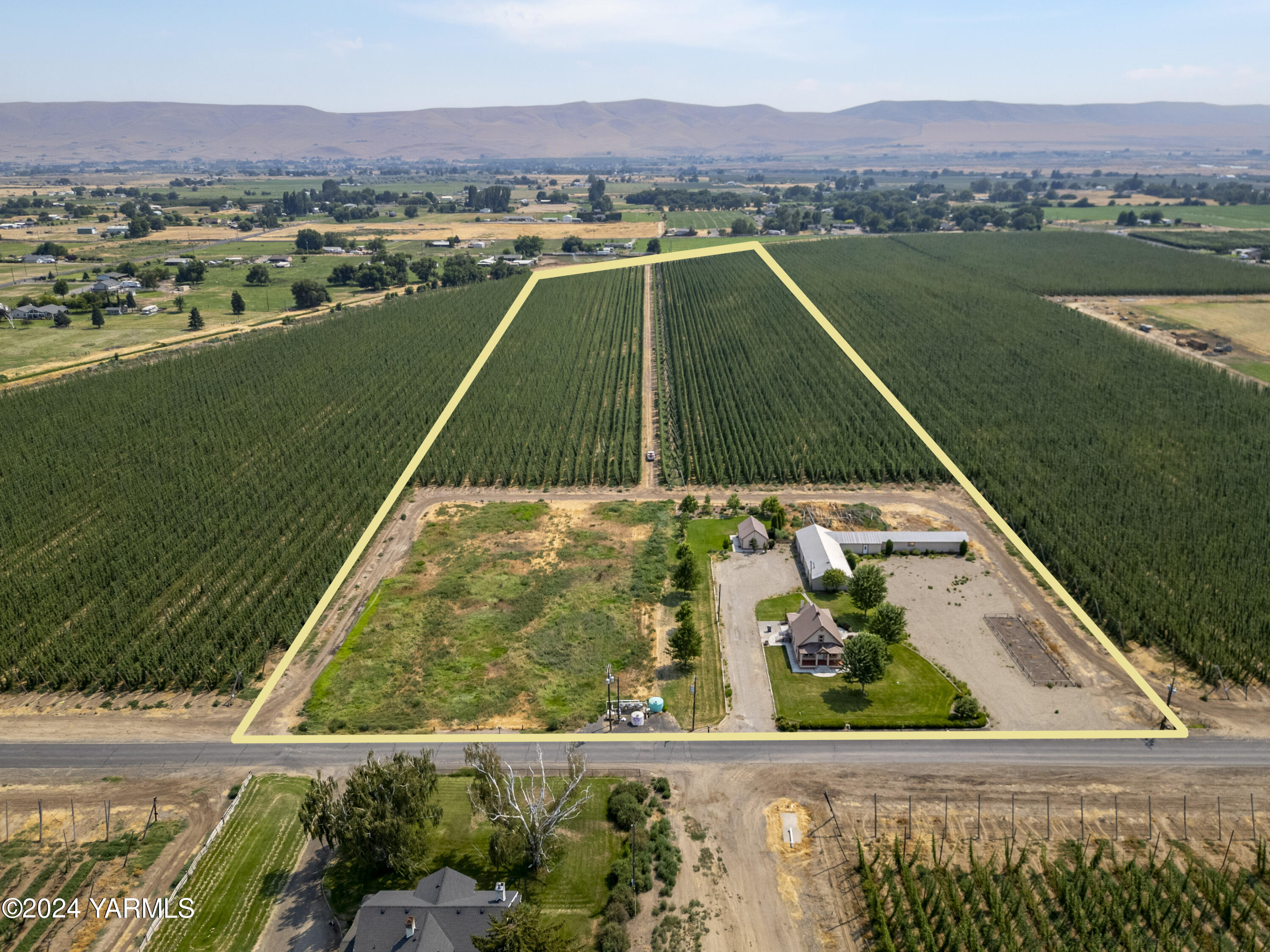 178409 West Apricot Road Grandview, WA 98930 - Photo 40 of 43 a view of a city from a balcony