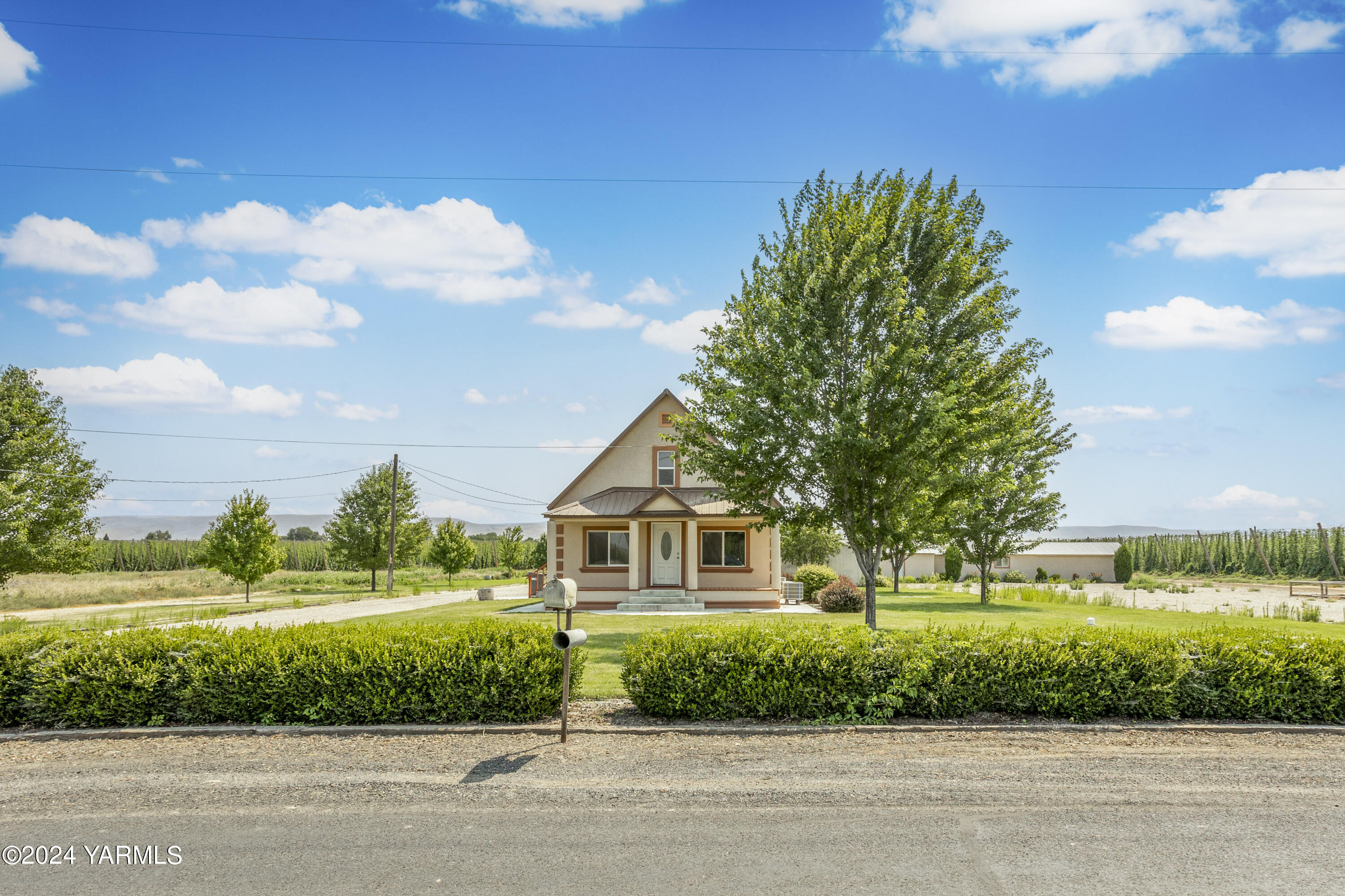 178409 West Apricot Road Grandview, WA 98930 - Photo 43 of 43 a front view of a house with a yard