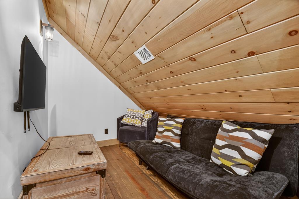 472 Overlook Drive Blue Ridge, GA 30513 - Photo 27 of 58 a living room with furniture