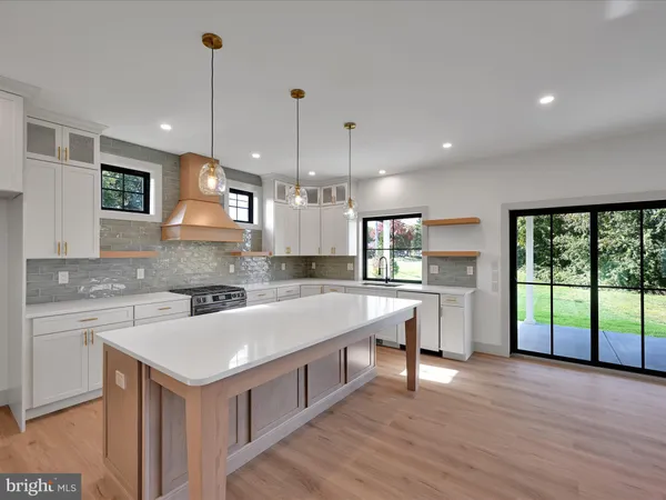 a large kitchen with kitchen island a large island in it
