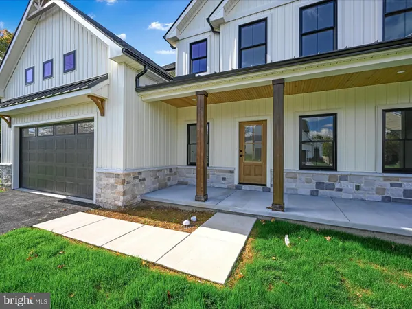 a view of a house with backyard
