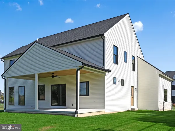 a view of a house with backyard