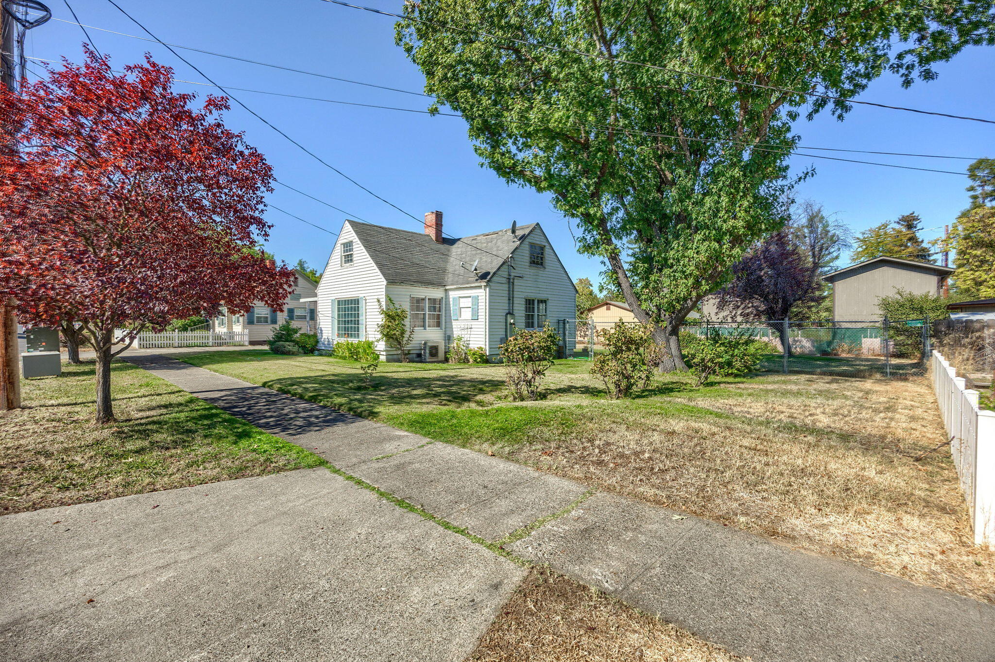 339 Maple Street Medford, OR 97501 - Photo 3 of 30 3-Frontal