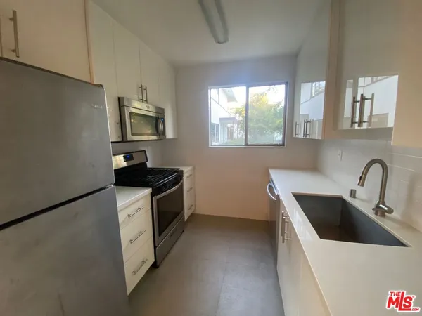 $2,995 | 3130 South Barrington Avenue, Unit A, Los Angeles, CA 90066