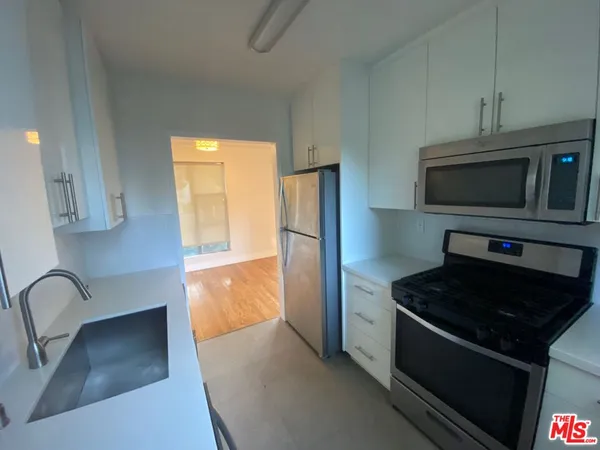 $2,995 | 3130 South Barrington Avenue, Unit A, Los Angeles, CA 90066