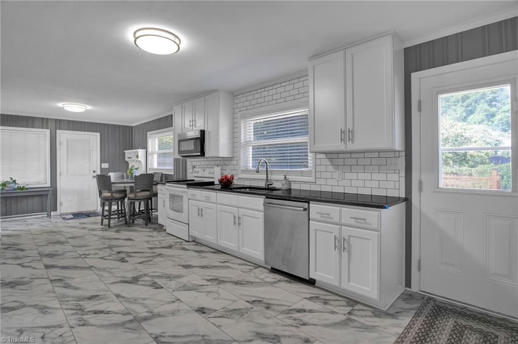 305 Hampton Drive High Point, NC 27265 - Photo 11 of 29