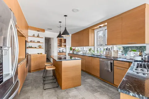 $1,749,000 | 6 Lady Jane Way, Northport, NY 11768