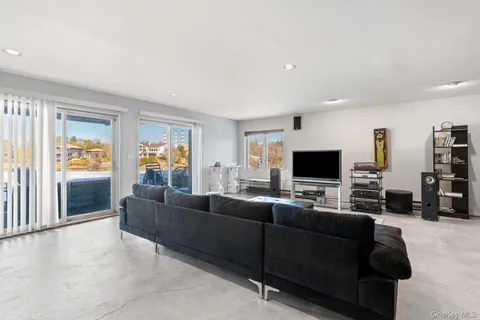 $1,749,000 | 6 Lady Jane Way, Northport, NY 11768