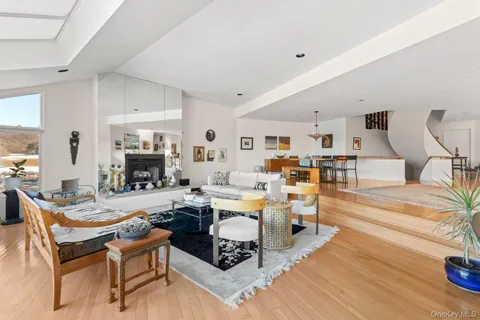 $1,749,000 | 6 Lady Jane Way, Northport, NY 11768