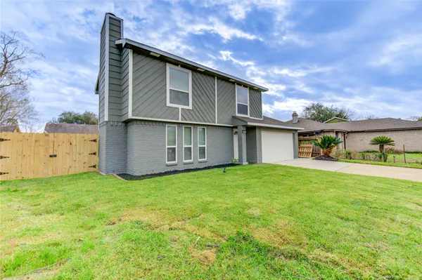 a view of a house with backyard