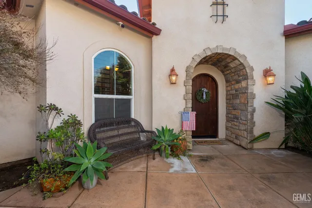 a view of a livingroom with furniture and entryway