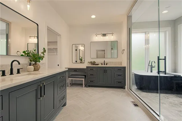 $1,039,950 | 2150 Northwest Scenic View Drive, Riverside, MO 64150