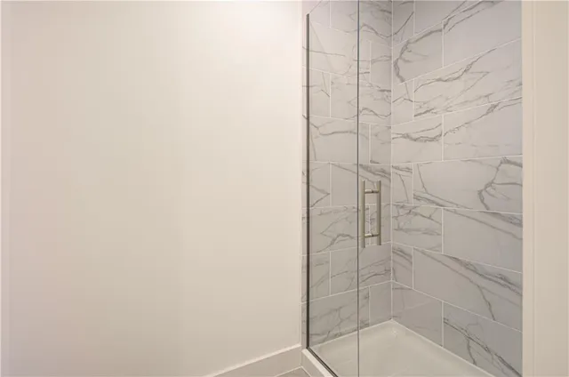 $1,039,950 | 2150 Northwest Scenic View Drive, Riverside, MO 64150