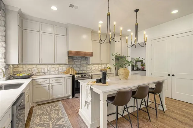 $1,039,950 | 2150 Northwest Scenic View Drive, Riverside, MO 64150