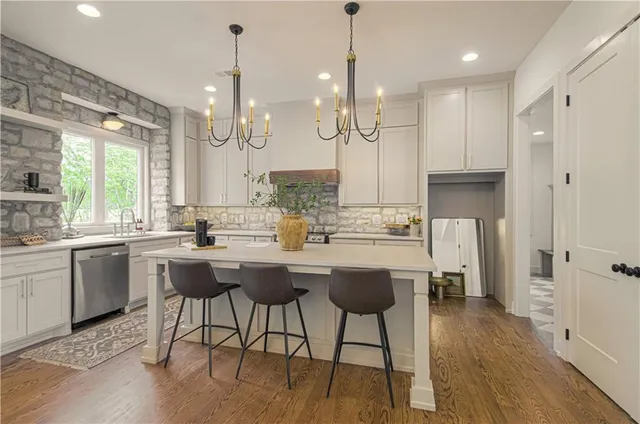 $1,039,950 | 2150 Northwest Scenic View Drive, Riverside, MO 64150