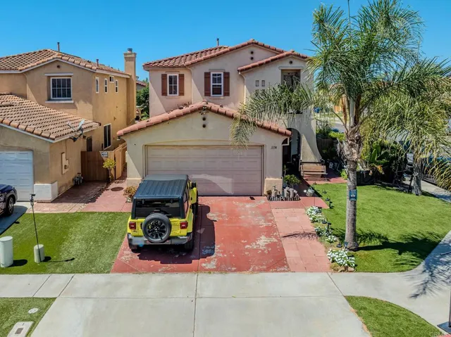 a view of a yard in front of house