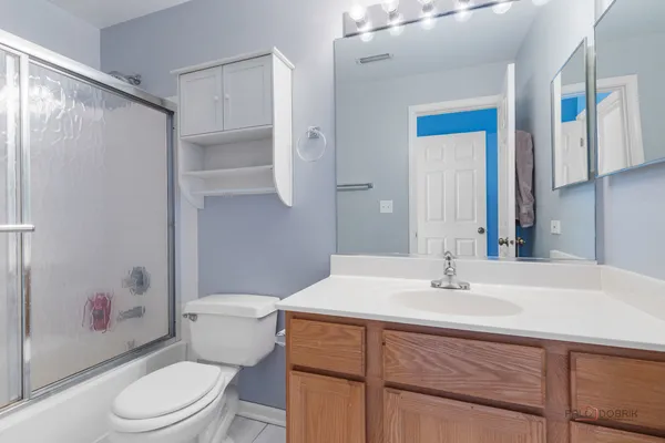 $310,000 | 1963 Gary Court, Unit C, Schaumburg, IL 60193